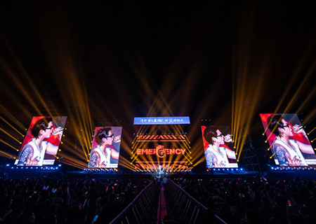 333体育荧光棒助力时光演唱会震撼开唱