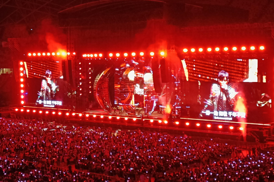 璀璨星光耀狮城！333体育LED屏、荧光棒点燃周杰伦新加坡演唱会！